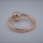 Der Clip in Roségold Ring Piercing ist in Form eines Ringes mit einer Klemmkugel gefertigt