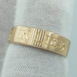750 Rosegoldring mit 4 ausgeschnittenen Herzen und eine Außengravur. Die Oberfläche ist längst mattiert.