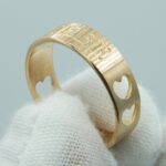 750 Rosegoldring mit 4 ausgeschnittenen Herzen und eine Außengravur. Die Oberfläche ist längst mattiert.