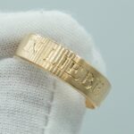 750 Rosegoldring mit 4 ausgeschnittenen Herzen und eine Außengravur. Die Oberfläche ist längst mattiert.