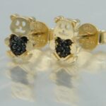 Bären Ohrstecker mit edlen Gold Glanz und dem zauberhaften Design mit gefassten schwarzen Zirkonien
