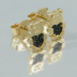 Bären Ohrstecker mit edlen Gold Glanz und dem zauberhaften Design mit gefassten schwarzen Zirkonien