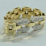 Ein eleganter Hufeisen Goldring in Bicolor mit echten Diamanten