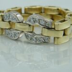 Ein eleganter Hufeisen Goldring in Bicolor mit echten Diamanten