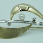Brosche aus 585er Gelb- und Weißgold mit zwei Brillanten und einer Perle