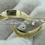 Brosche aus 585er Gelb- und Weißgold mit zwei Brillanten und einer Perle