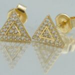 Dreieckige Ohrstecker aus 585 Gold mit Zirkonia Steinen