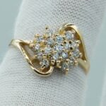 Ein 14ct Designerring mit mehreren Zirkonia Steinen. Ein perfektes Erscheinungsbild.