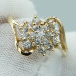 Ein 14ct Designerring mit mehreren Zirkonia Steinen. Ein perfektes Erscheinungsbild.