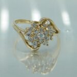 Ein 14ct Designerring mit mehreren Zirkonia Steinen. Ein perfektes Erscheinungsbild.