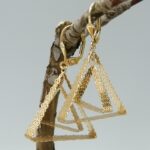 Ausgefallene Ohrhänger mit je zwei beweglichen Dreiecken in einem edlen Glanz