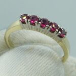Jugendstil Ring aus 585/- Gelbgold mit 5 Rubine. Hergestellt um 1950.