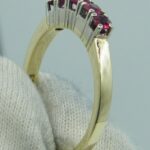Jugendstil Ring aus 585/- Gelbgold mit 5 Rubine. Hergestellt um 1950.