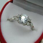 Designerring aus 14ct Gold mit mehreren Zirkonia Steinen. Ein perfektes Erscheinungsbild