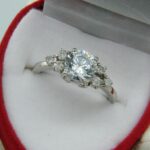 Designerring aus 14ct Gold mit mehreren Zirkonia Steinen. Ein perfektes Erscheinungsbild