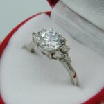 Designerring aus 14ct Gold mit mehreren Zirkonia Steinen. Ein perfektes Erscheinungsbild