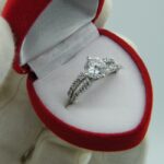 Designerring aus 14ct Gold mit mehreren Zirkonia Steinen. Ein perfektes Erscheinungsbild.