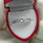 Designerring aus 14ct Gold mit mehreren Zirkonia Steinen. Ein perfektes Erscheinungsbild.