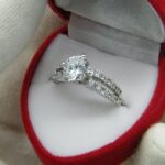 Designerring aus 14ct Gold mit mehreren Zirkonia Steinen. Ein perfektes Erscheinungsbild.