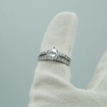 Designerring aus 14ct Gold mit mehreren Zirkonia Steinen. Ein perfektes Erscheinungsbild.