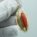 Antiker Anhänger mit natürliche Koralle aus 333 Gelbgold