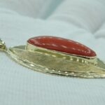 Antiker Anhänger mit natürliche Koralle aus 333 Gelbgold