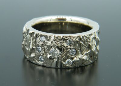Massiver Weißgoldring mit 7 Brillanten - Struktur - Kundenauftrag